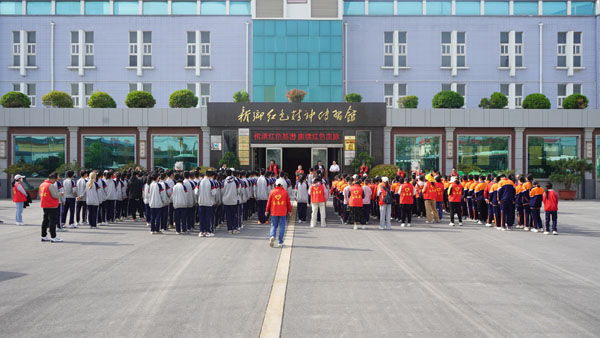 新乡市第二十六中在红色精神传习馆前集合.jpg 新乡市第二十六中在红色精神传习馆前集合.jpg