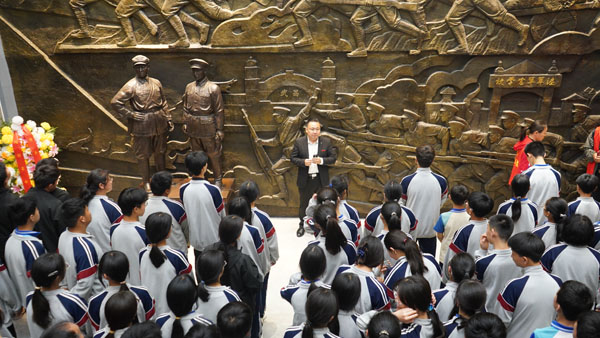 红色精神传习馆讲解员郑秉公讲述“一门双烈”含义.jpg 红色精神传习馆讲解员郑秉公讲述“一门双烈”含义.jpg