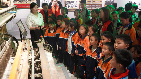 红色精神传习馆传讲员赵静静讲述馆内“纱厂磨难”.jpg 红色精神传习馆传讲员赵静静讲述馆内“纱厂磨难”.jpg