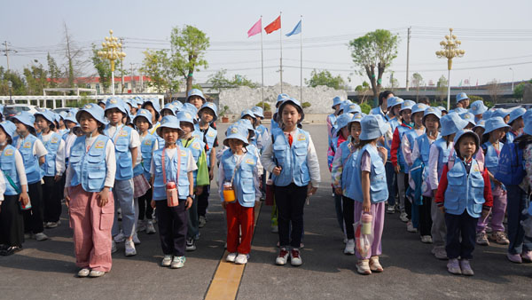 馆前集合.jpg 馆前集合.jpg