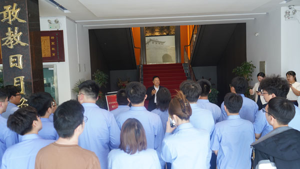 在馆前讲话.jpg 在馆前讲话.jpg