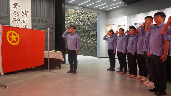 在团旗下宣誓.jpg 在团旗下宣誓.jpg