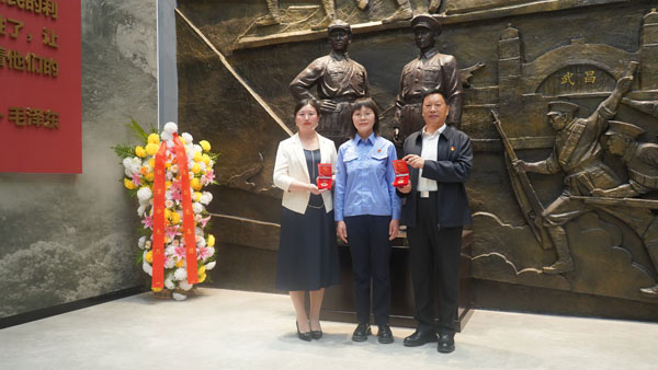 赠送新中国航空工业创建70周年纪念章.jpg 赠送新中国航空工业创建70周年纪念章.jpg