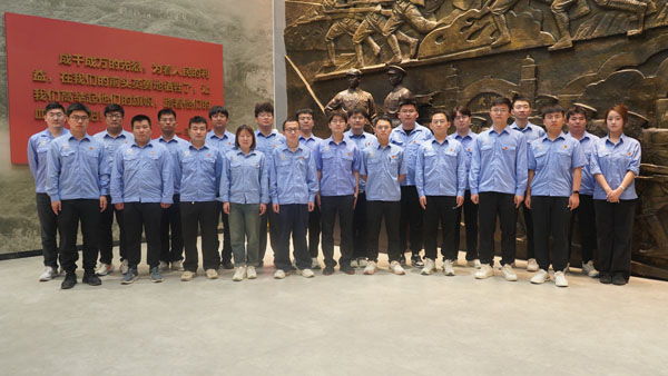 在铜像前合影.jpg 在铜像前合影.jpg